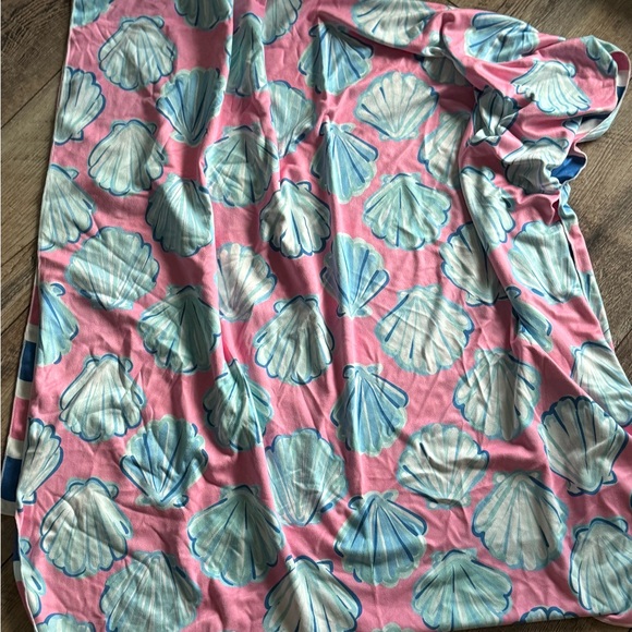 SAND FREE QUICK DRY REVERSIBLE BEACH TOWEL - SHELL - BY SIMPLY SOUTHERN - Picture 1 of 3